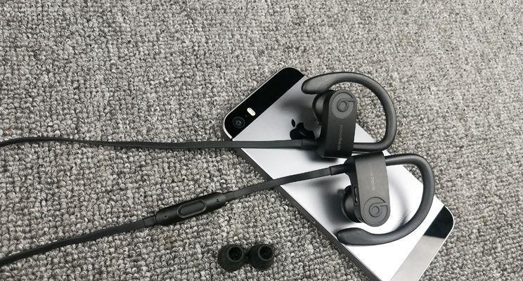 Powerbeats3蓝牙耳机的性能评测（体验无线自由，Powerbeats3蓝牙耳机带来的声音盛宴）-第2张图片-数科之翼